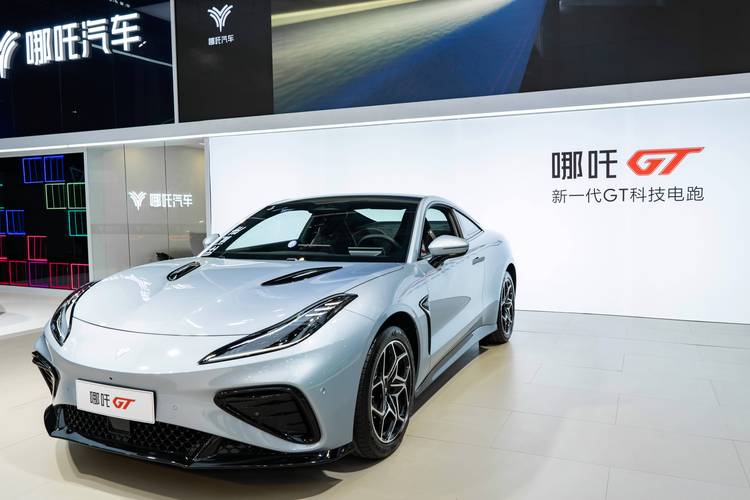 惠州203哪吒汽车在智能汽车领域的表现，领途汽车在新能源汽车市场中的影响力